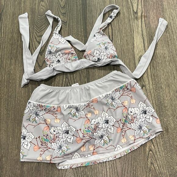 Venus Bohemian Swimwear Floral Bikini Top Size 32C/ Pull-On Skirt Size 4 Gray - Picture 1 of 4